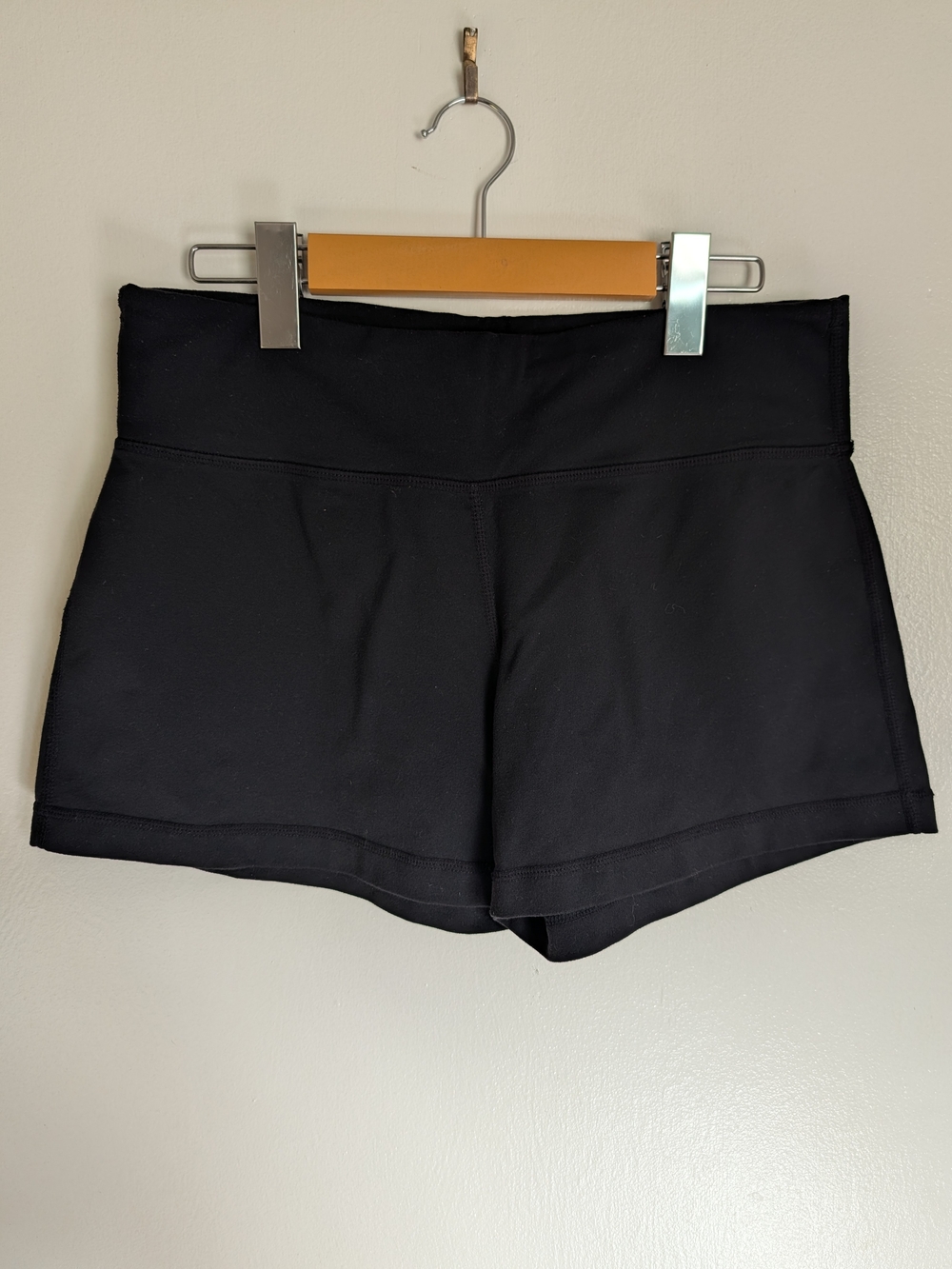 Lululemon Black Boogie Shorts Luon Low Rise Hot Yoga Running Size 6